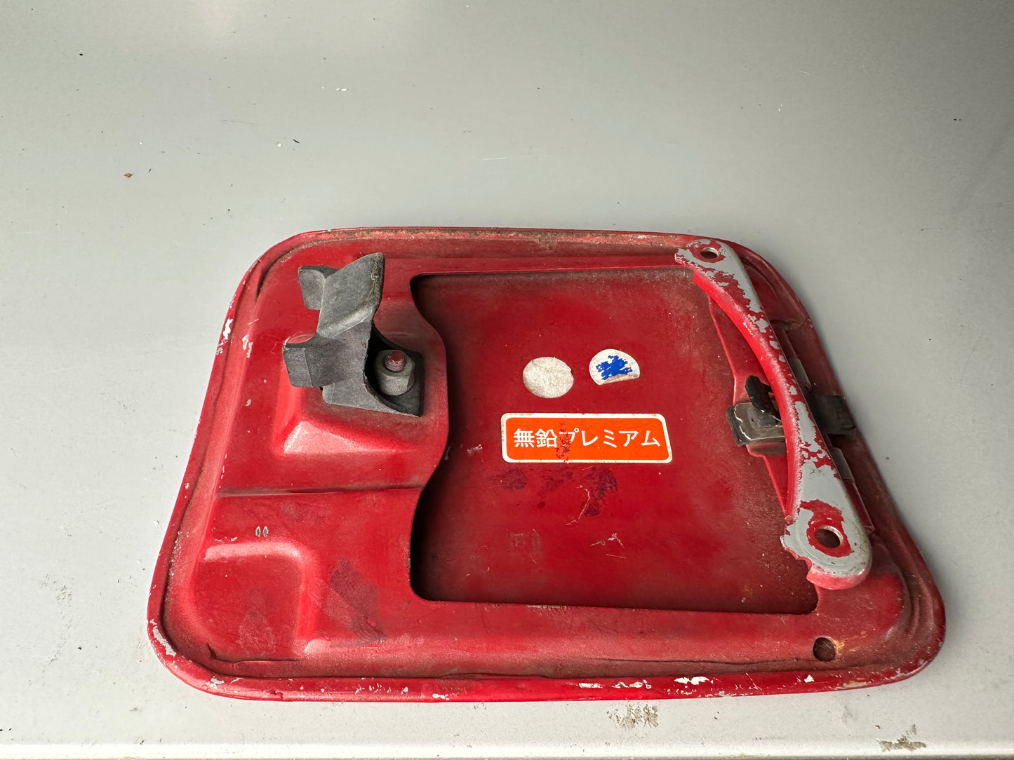 Tankdeckel Tankklappe rot Toyota MR2 SW20 Gebraucht