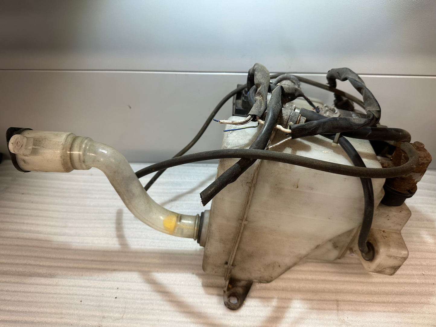 Wischwasserbehälter Ladeluftkühler Berieselung Toyota Celica ST205 WRC GT FOUR GT4 85315-20660