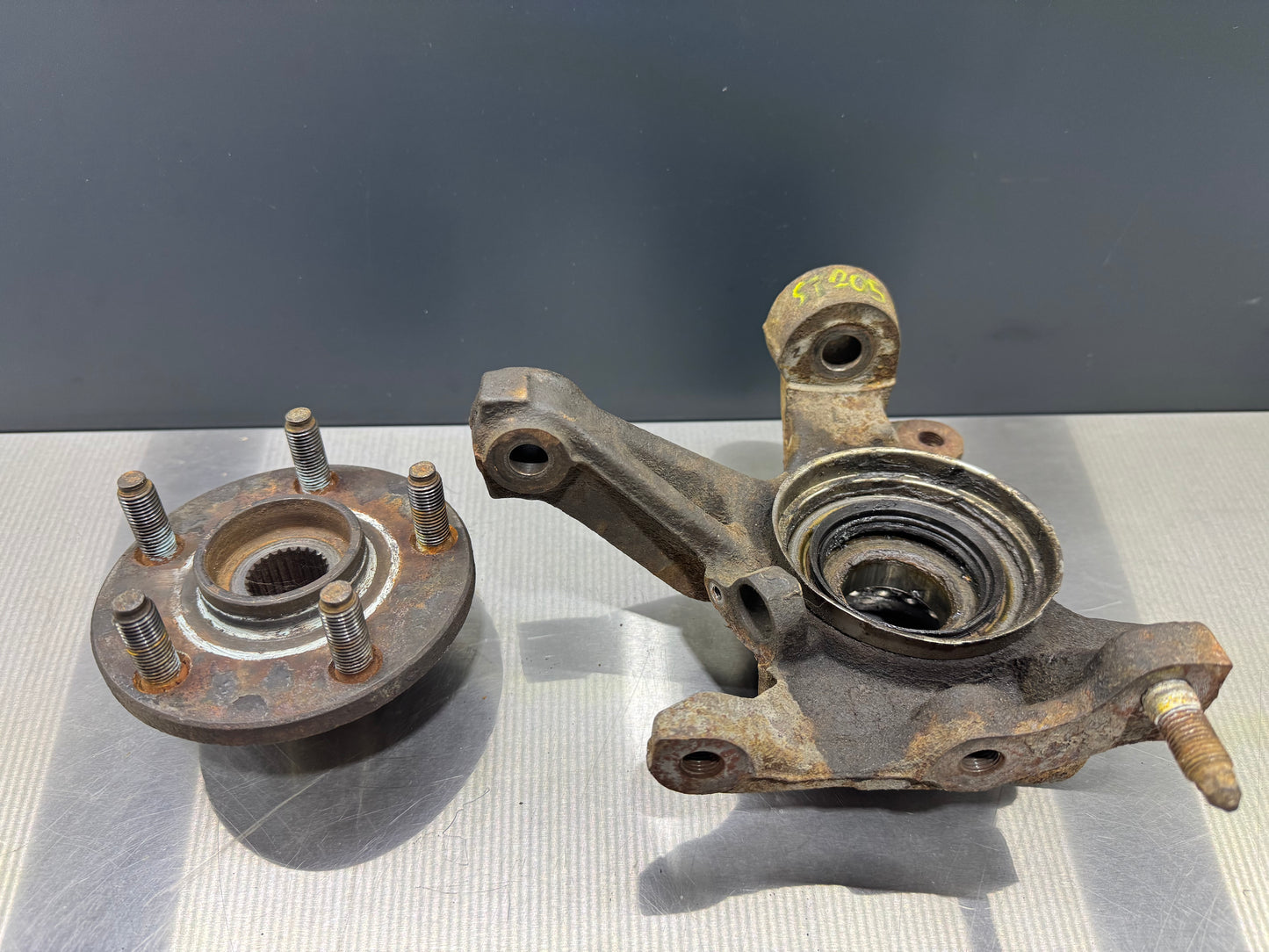 Achsschenkel vorne links Toyota Celica ST205 GT4 GT FOUR 43212-20251